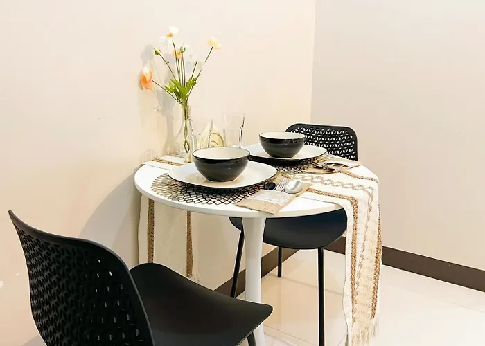 Apartment Upscale Bgc Near Mitsukoshi #upt130g Manila